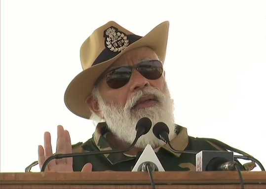 सशस्त्र बलों के साथ दिवाली मनाने राजस्थान की सीमा पर पहुंचे मोदी